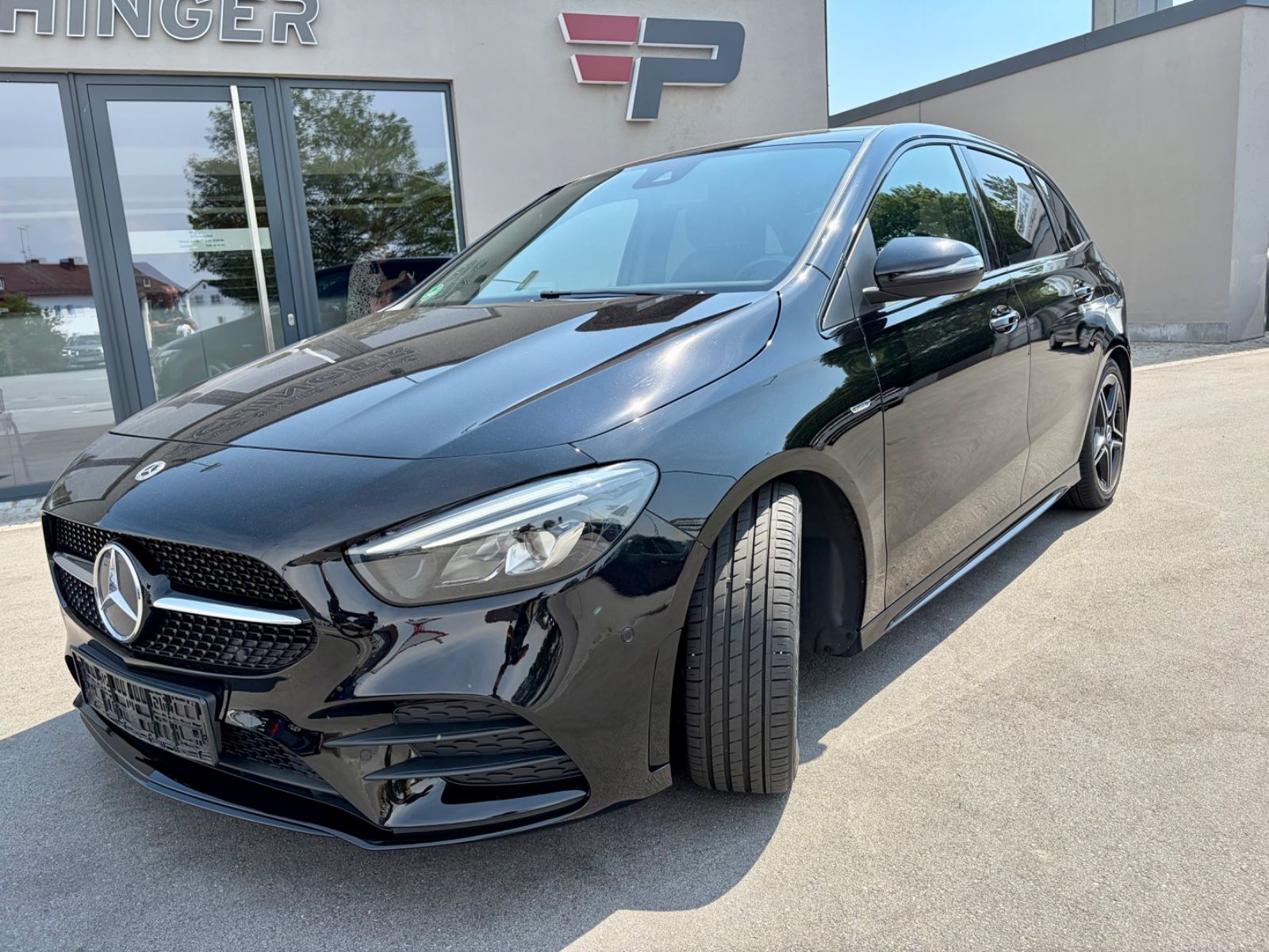 MERCEDES-BENZ B 180 AMG-Line + Night-Paket + LED