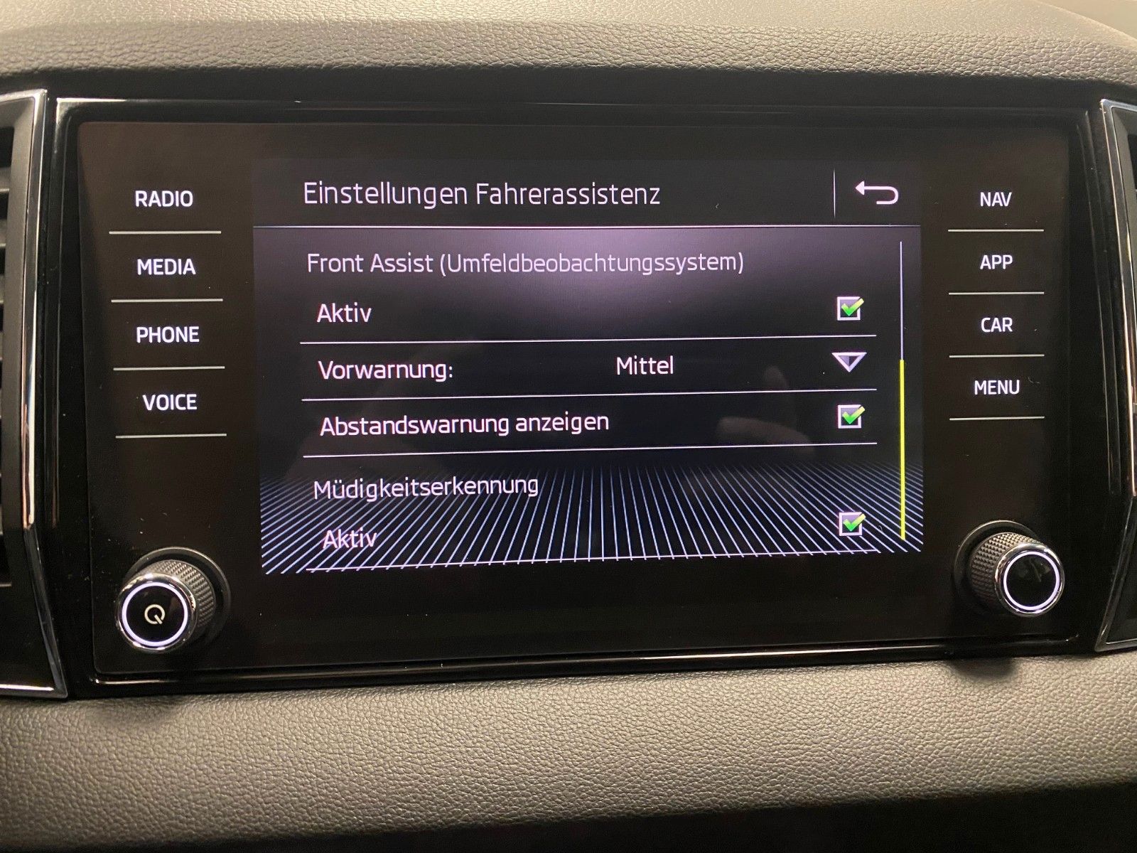Fahrzeugabbildung SKODA Karoq 1.5 TSI Style+AHK schwenk+LED+NAVIGATION+