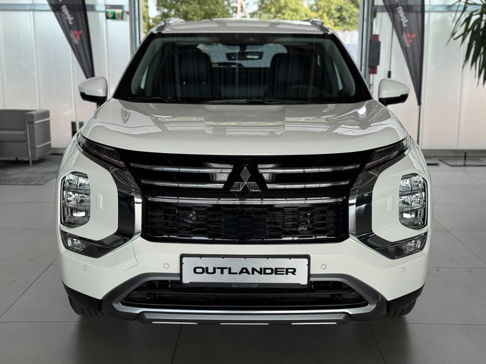 Fahrzeugabbildung Mitsubishi Plug-in Hybrid Outlander Intro Edition