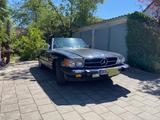 Mercedes-Benz SL 560 R107 ein schönes Cabrio mit H-Kennzeiche - schwarze Mercedes-Benz SL 560