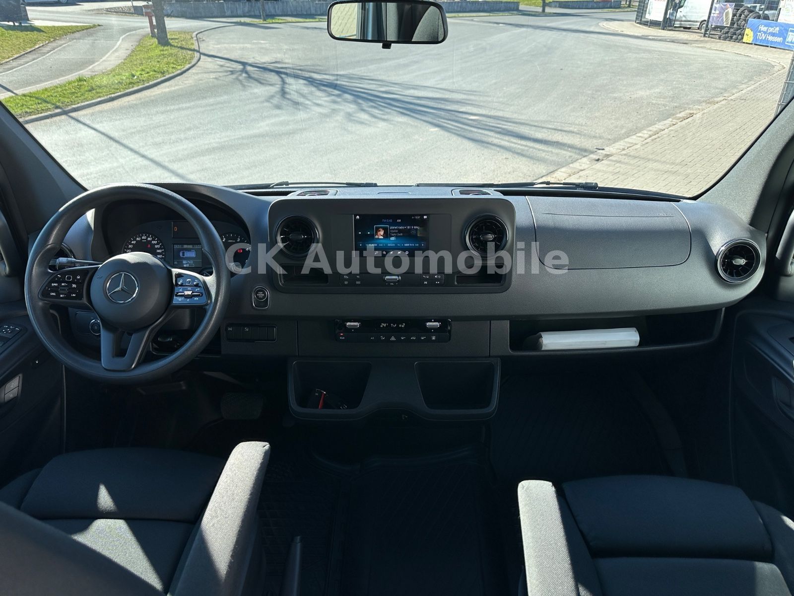 Fahrzeugabbildung Mercedes-Benz Sprinter 319 Kombi 4x4/8 Sitze/Klima/Navi/Kamera
