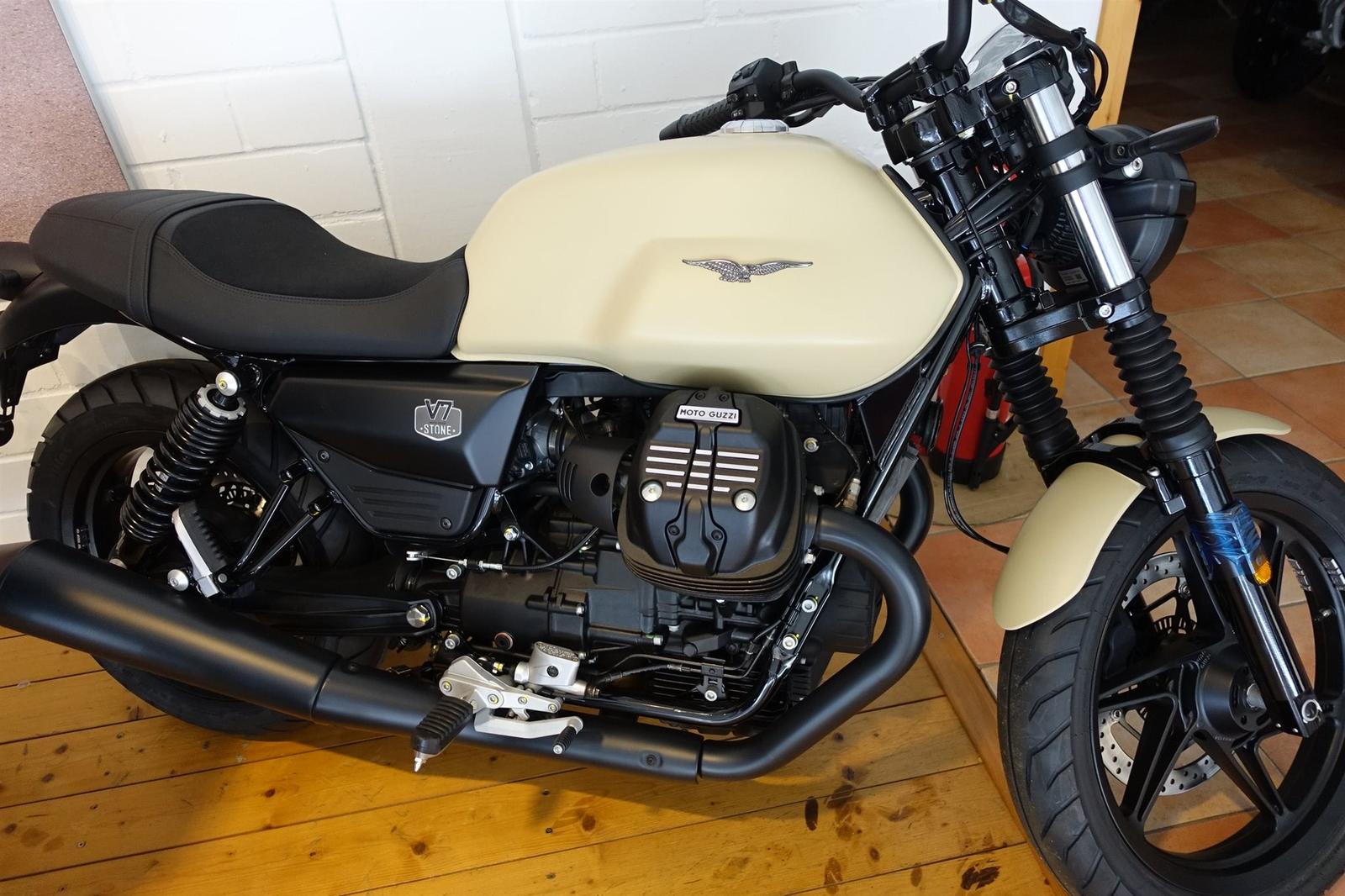 Moto Guzzi V7 Stone