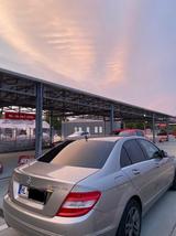 Mercedes-Benz 200 - graue Mercedes-Benz 200