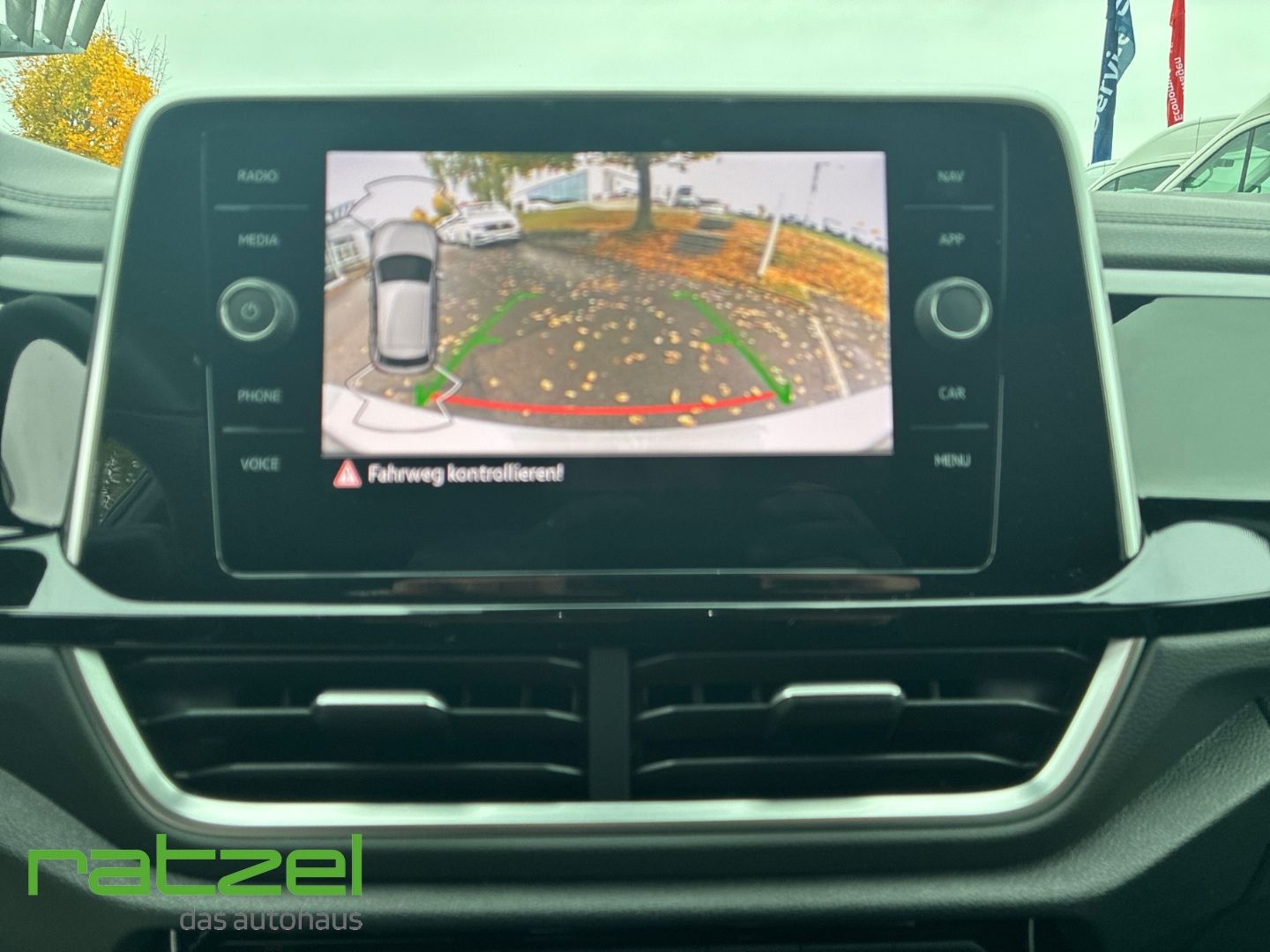 Fahrzeugabbildung Volkswagen T-Roc 1.0 TSI R-Line Sportpaket Navi Digitales C