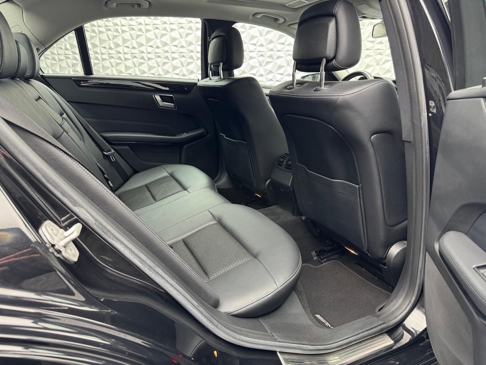 Fahrzeugabbildung Mercedes-Benz E 300 AMG V6 3.5L/PANO/HARMAN&KARDON/AHK/ILS/LED