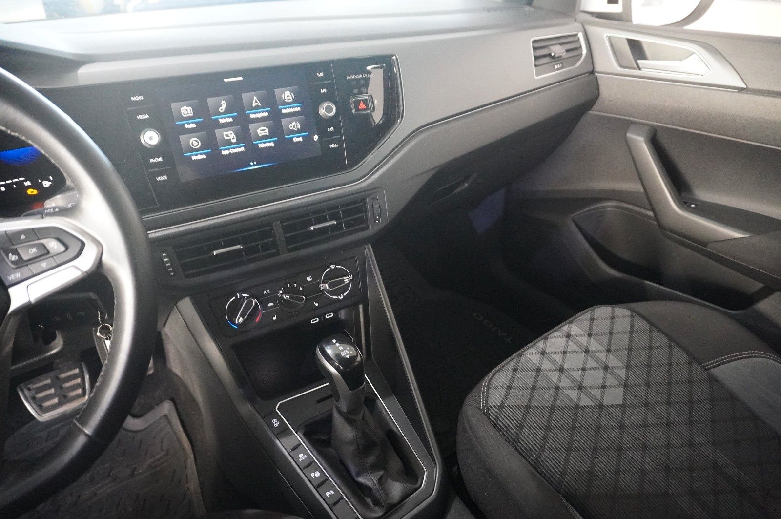 Fahrzeugabbildung Volkswagen Taigo 1.0 TSI R-LINE DSG NAVI/LED/KAMERA/SH/DAB+