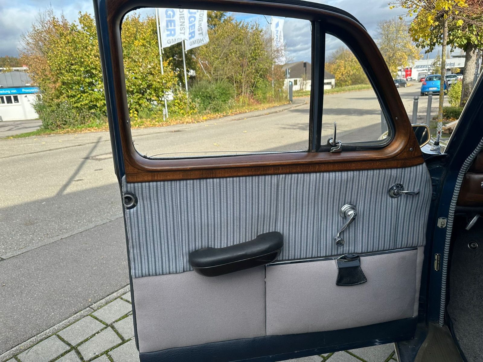 Fahrzeugabbildung Mercedes-Benz 220 S Ponton aus dem Jahr 1956