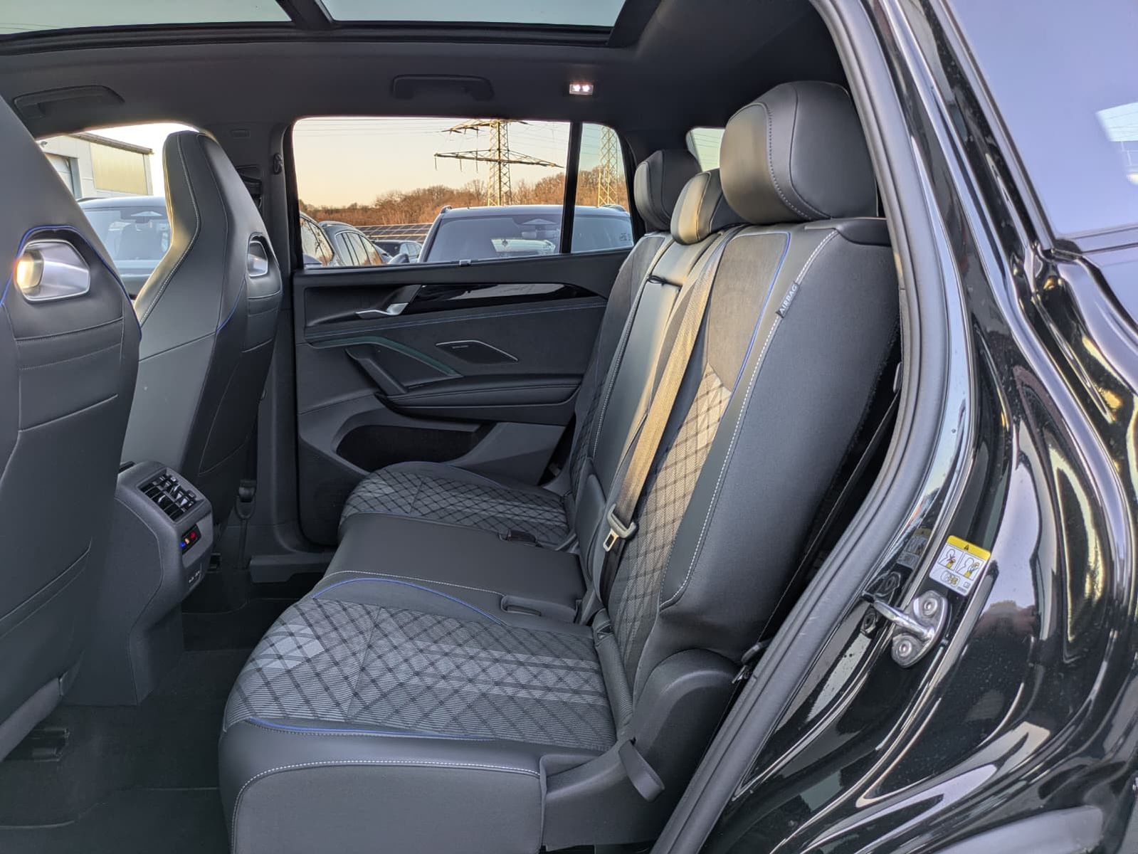 Fahrzeugabbildung Volkswagen Tayron 2.0 TDI 4M R-Line 7Si*MATRIX*AHK*PANO*HUD