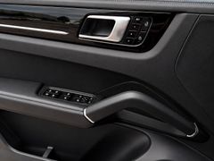 PORSCHE Cayenne 3.0L V6 E-Hybrid Super Ausstattung