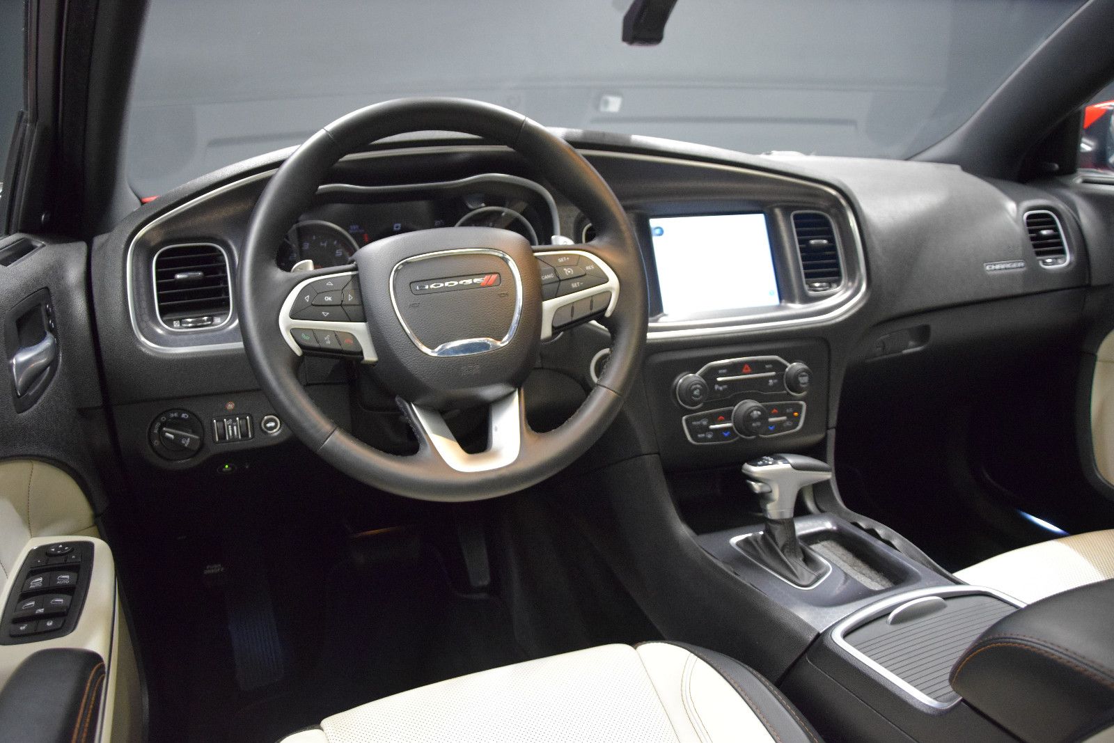 Fahrzeugabbildung Dodge Charger Schiebedach Sitzl Bi-Colo Alpine LED NAV