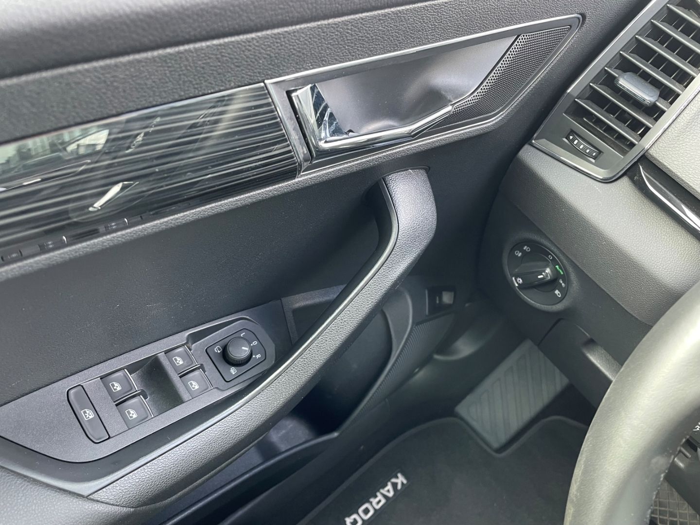 Fahrzeugabbildung SKODA Karoq Style LED Navi totWinkAss induktivLaden