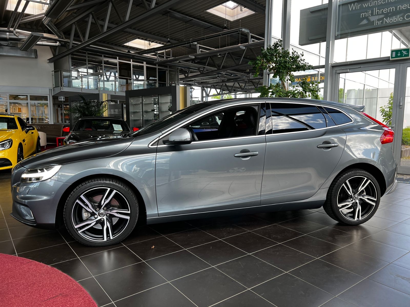 Fahrzeugabbildung Volvo V40 T3 R-Design RFK LED NAVI