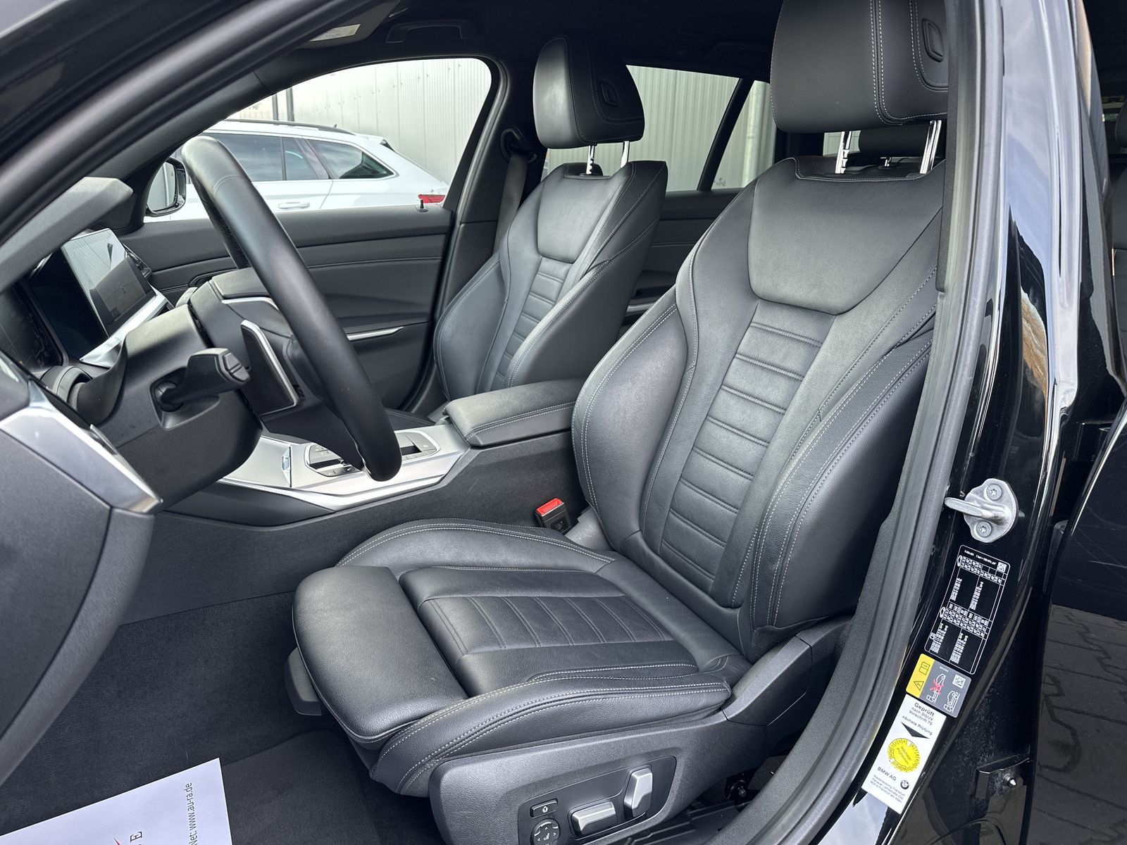 Fahrzeugabbildung BMW 330e Touring Sport-Line NAV+LED+HIFI+18ZO+MEMORY