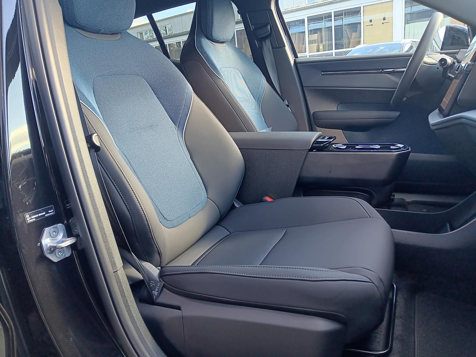 Fahrzeugabbildung Volvo EX30 Single Plus 2WD Pure Electric