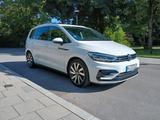 Volkswagen Touran R  Highlinie 180Ps DSG Standh.  7-Sitzer  - VW Touran Gebrauchtwagen in München