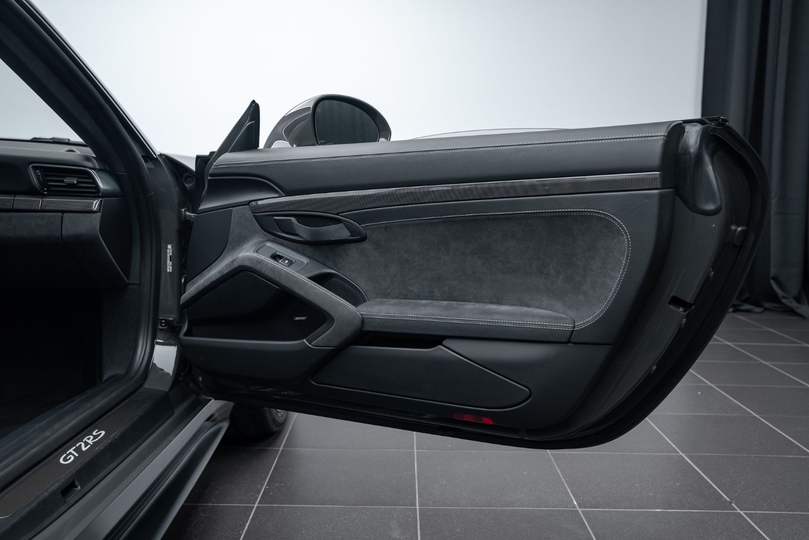 Fahrzeugabbildung Porsche 911 GT2 RS WEISSACH/PTS/LIFT/KAMERA/1.HAND/BOSE