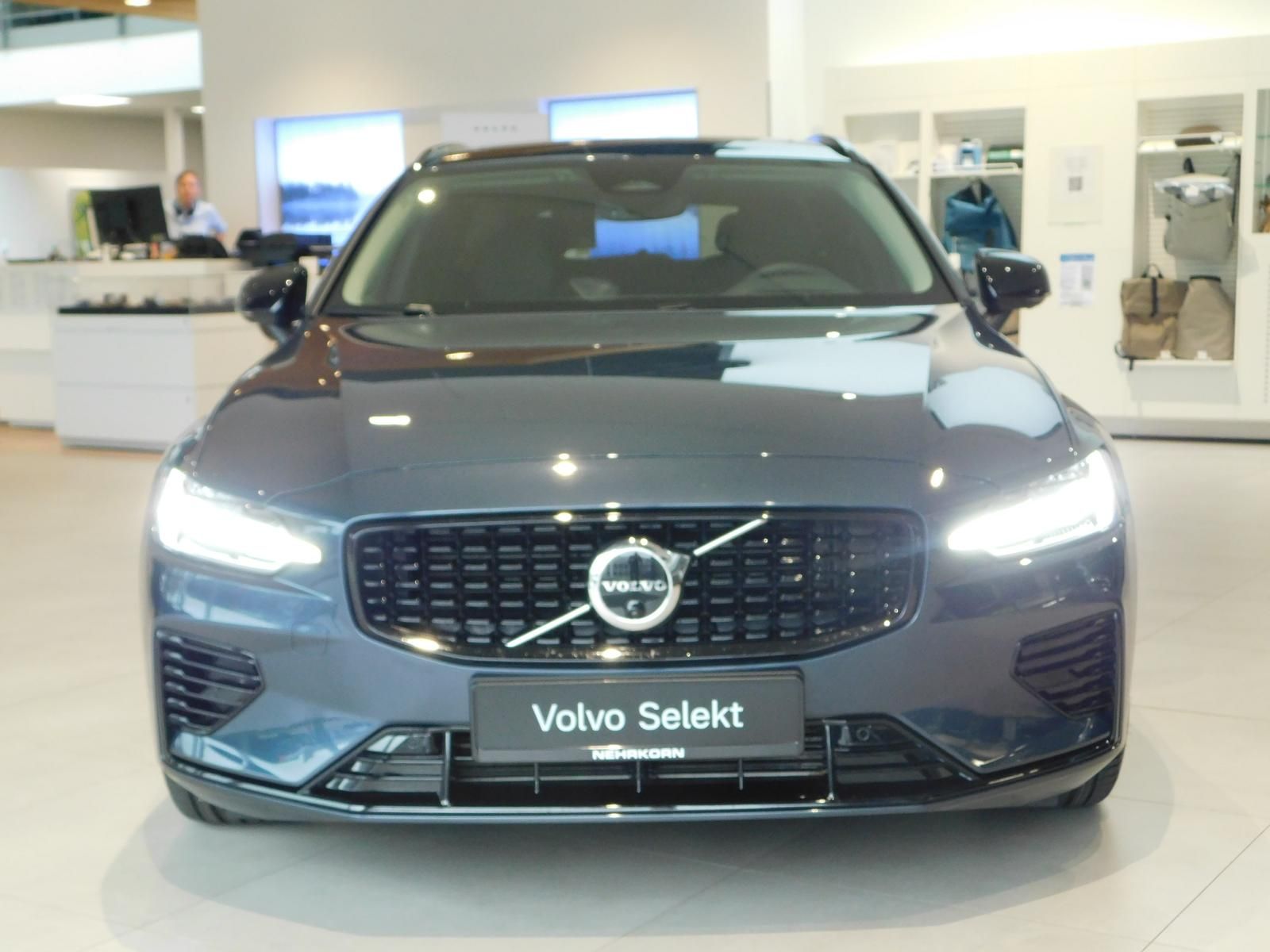 Fahrzeugabbildung Volvo V60 T6 AWD Plus Dark