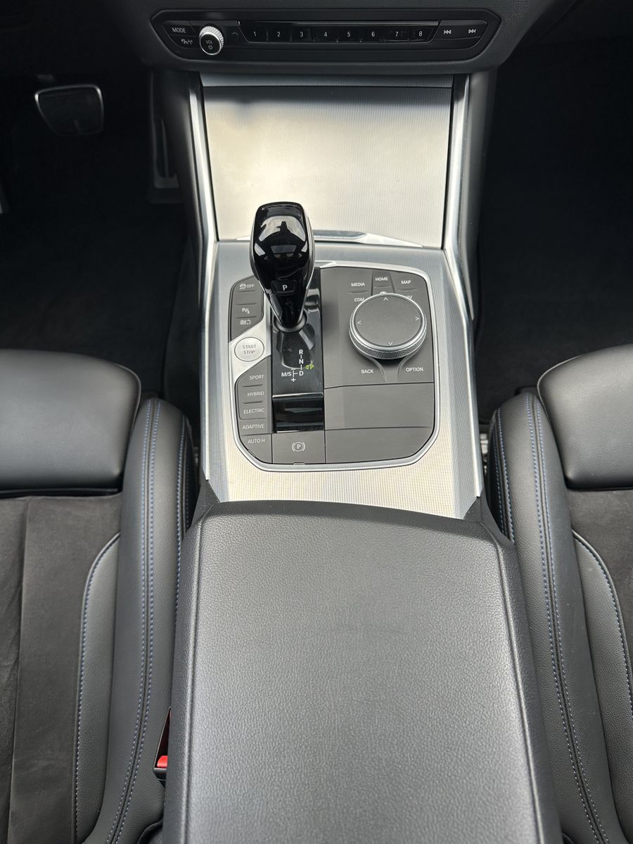 Fahrzeugabbildung BMW 330e Touring xDrive M-Sport NAV+LED+PANO+AHK+SHZ