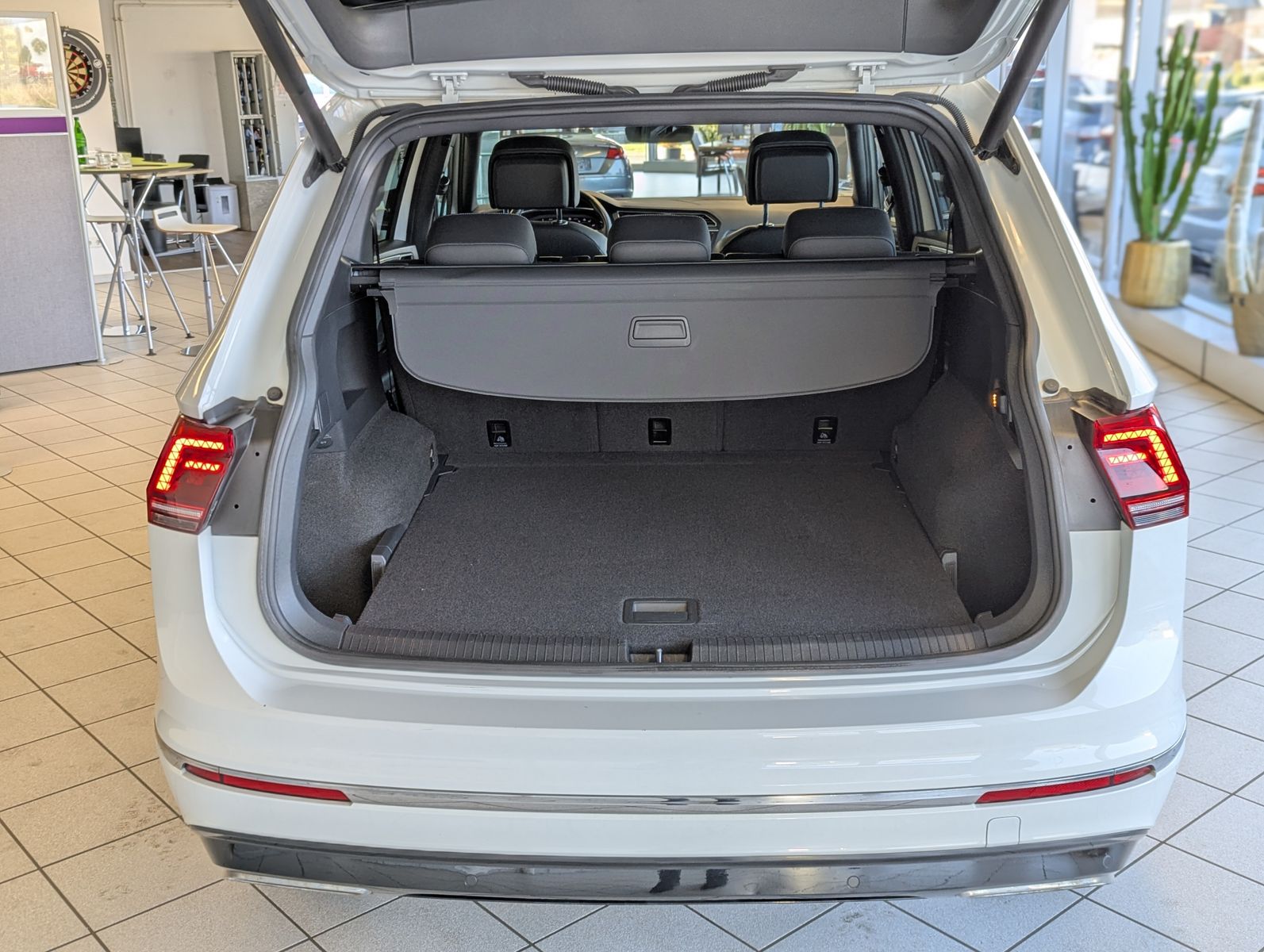 VW Tiguan Allspace 2.0 TDI DSG R-Line 4M Pano AHK - Image 17