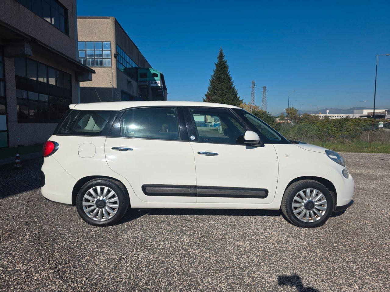 Fiat 500L 2015 — interior