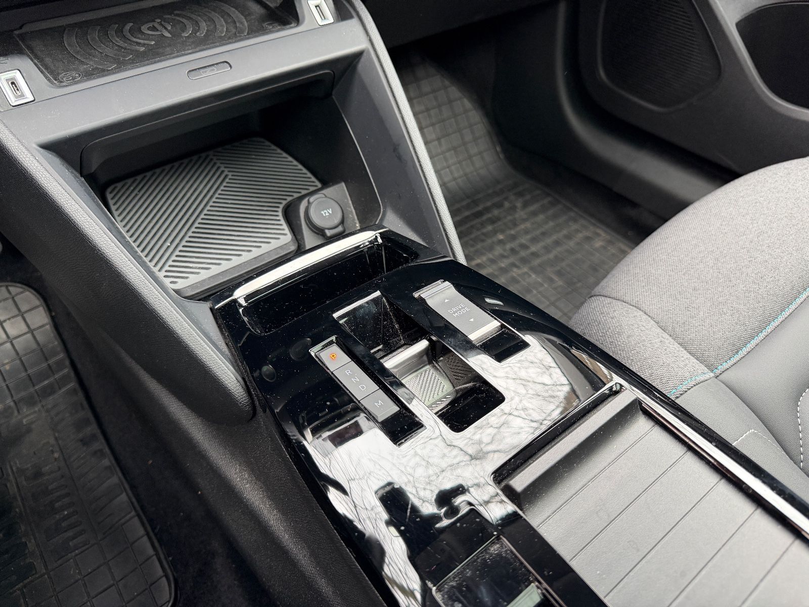 Fahrzeugabbildung Citroën C4 Lim. Max*PANO*HEADUP*KAMERA*TEILLEDER*PDC*ALU