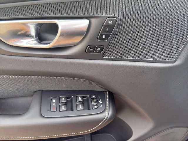 Volvo XC60 Plus Black Edition AWD