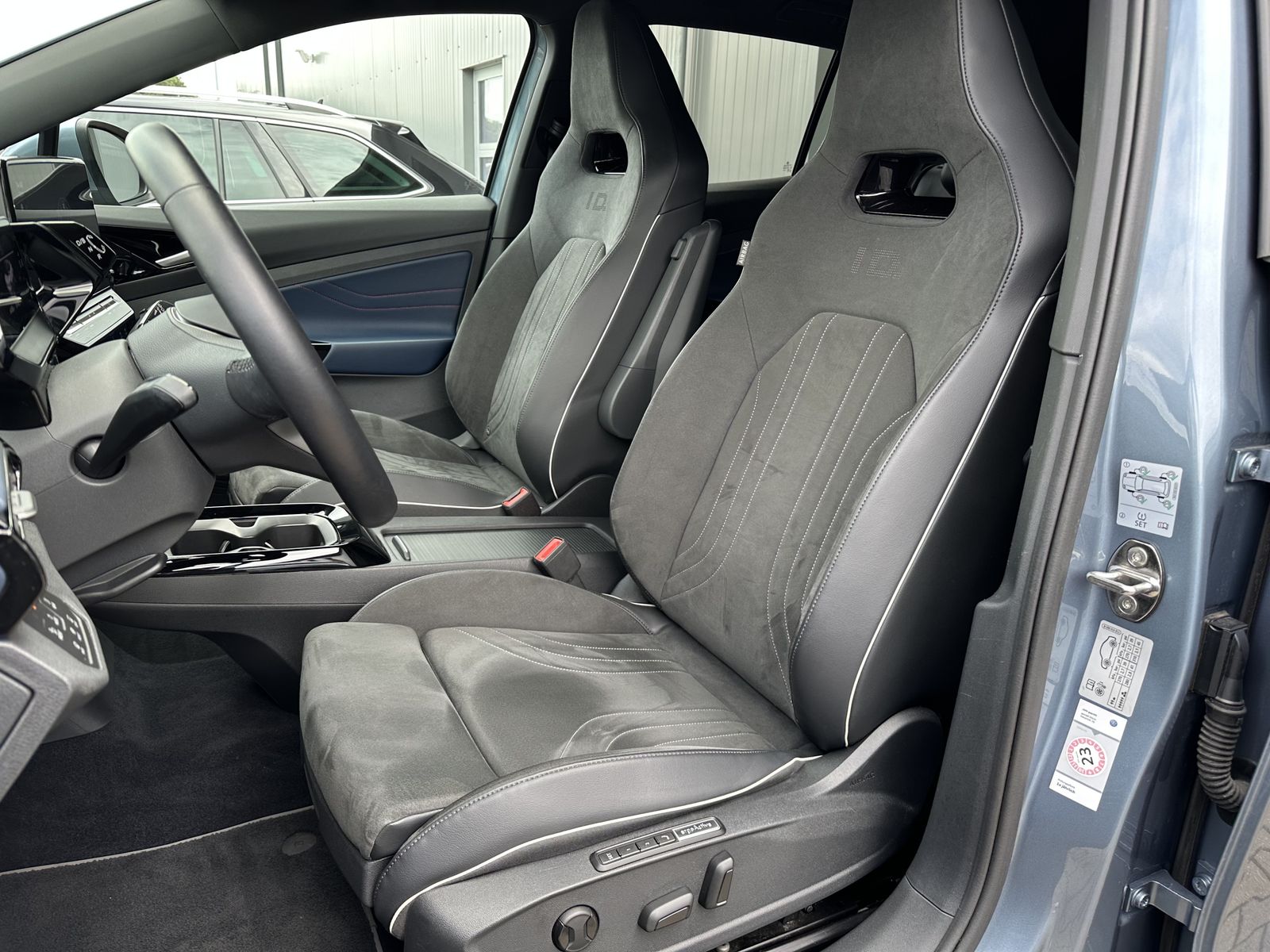 Fahrzeugabbildung Volkswagen ID.4 4M GTX Sport NAV+LED+ACC+KAM+HUD+CARPLAY+VC