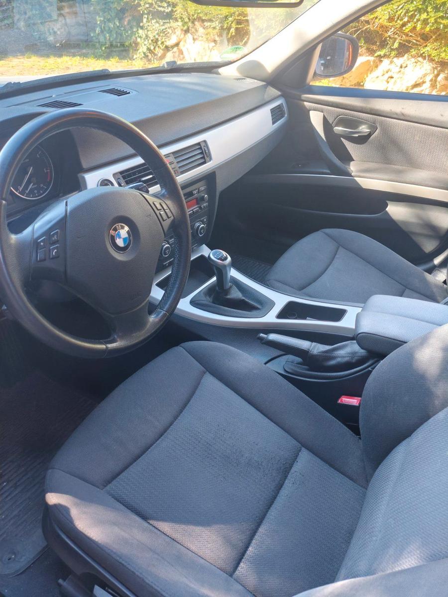 BMW 318 2009 — photo 13