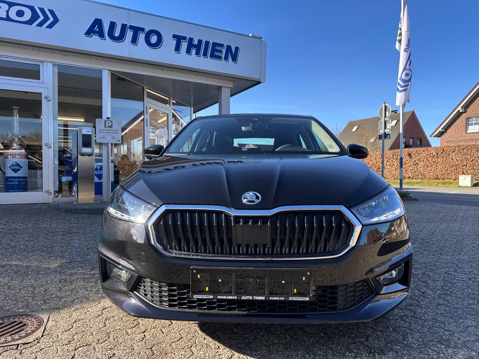 Fahrzeugabbildung SKODA Fabia 1.0 TSI DSG Selection LED/PDC/SHZG/APP/GRA