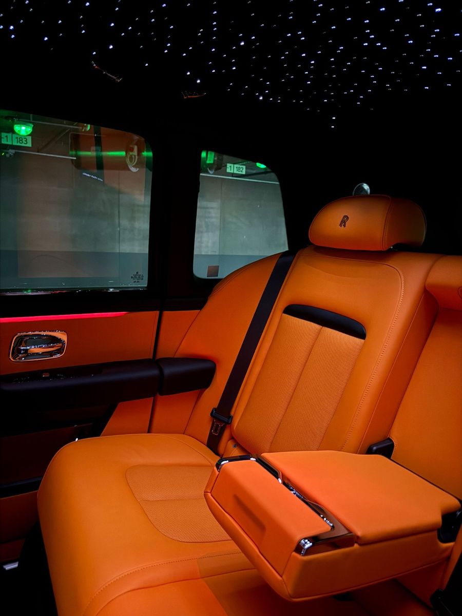 Fahrzeugabbildung Rolls-Royce Cullinan BLACK BADGE OPTIK/THEATER/BESPOKE AUDIO