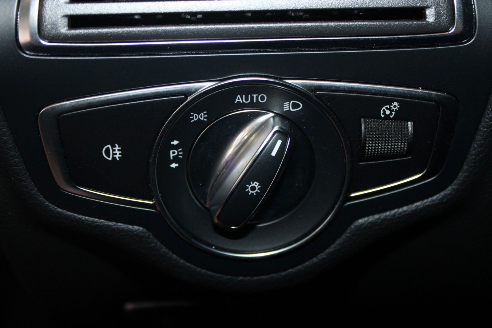 Fahrzeugabbildung Mercedes-Benz C 200 T 9-G Tronic Avantgarde MHEV LED AHK CAM
