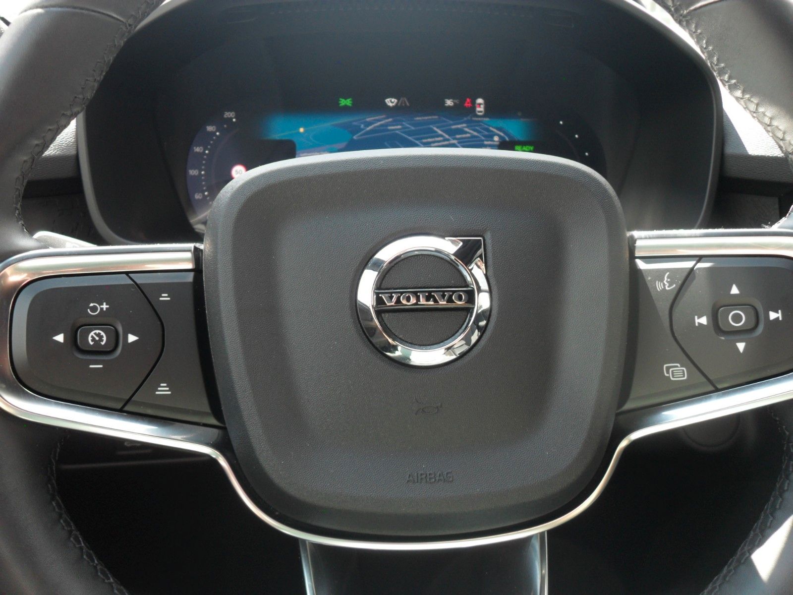 Fahrzeugabbildung Volvo XC 40 Plus Recharge Pure Electric 2WD |AHK | LED