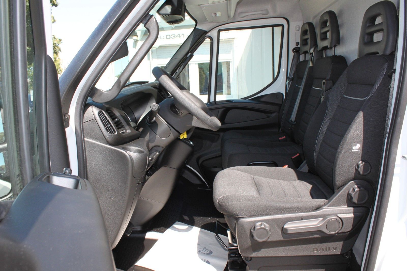Fahrzeugabbildung Iveco Daily 35S16 Koffer 2375 hoch /LBW 750Kg
