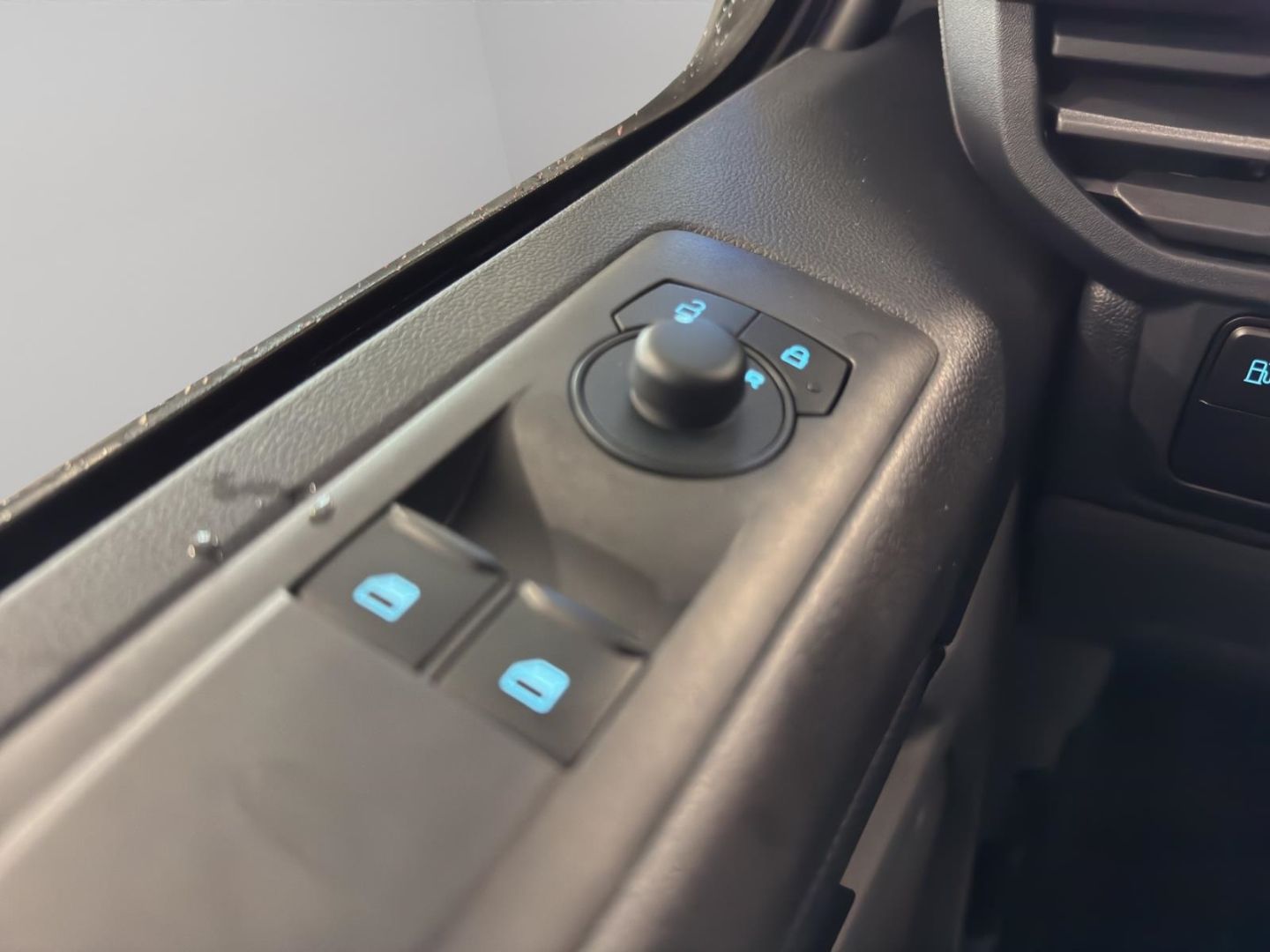 Fahrzeugabbildung Ford Transit Custom Kasten 320 L1 Trend FWD Plug-in H