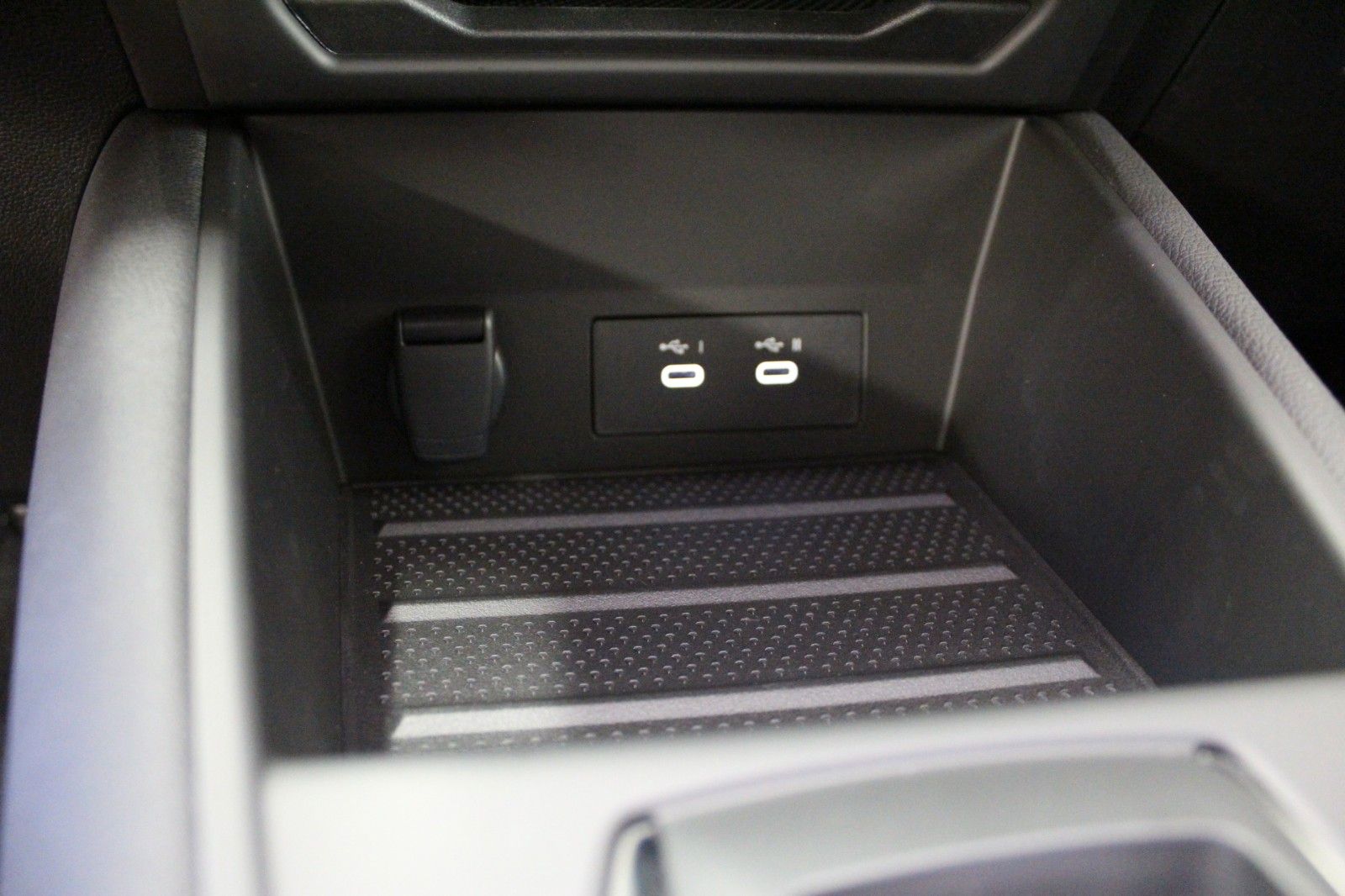 Fahrzeugabbildung Renault Captur Mild Hybrid 140 EDC *Navigations-Paket*