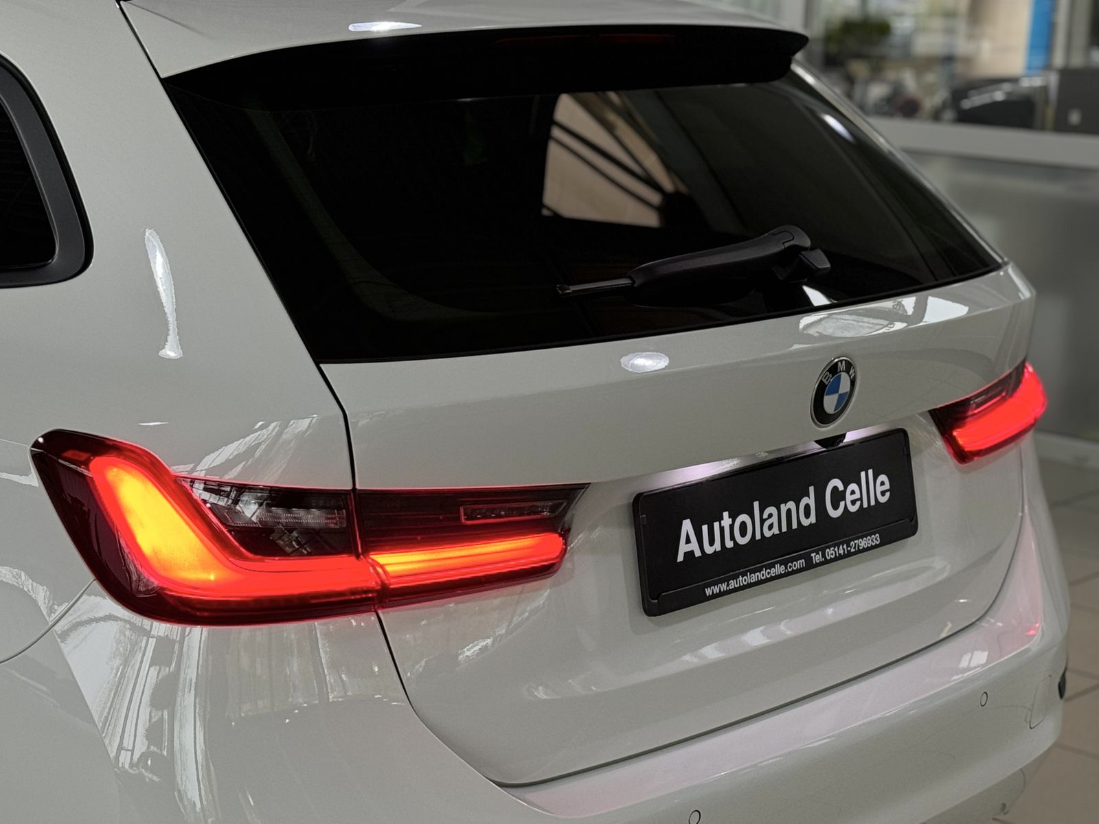 Fahrzeugabbildung BMW 320d Kamera HUD DAB H/K WLAN AHK Alarm Sport LED