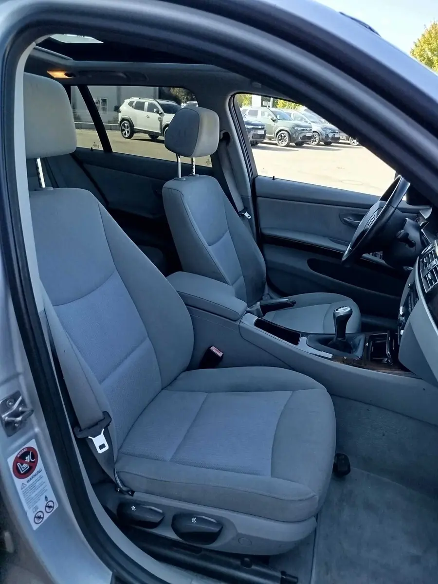 BMW 318 2010 — photo 11