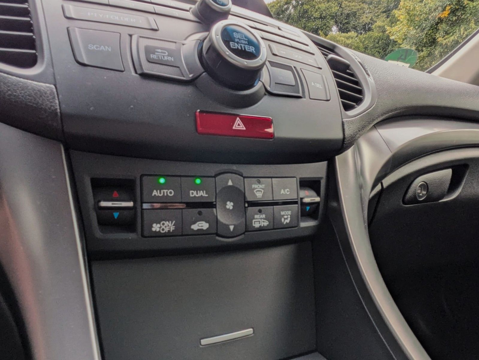 Fahrzeugabbildung Honda Accord 2.0i KLIMAAUT SITZHEIZUNG XENON GARANTIE!