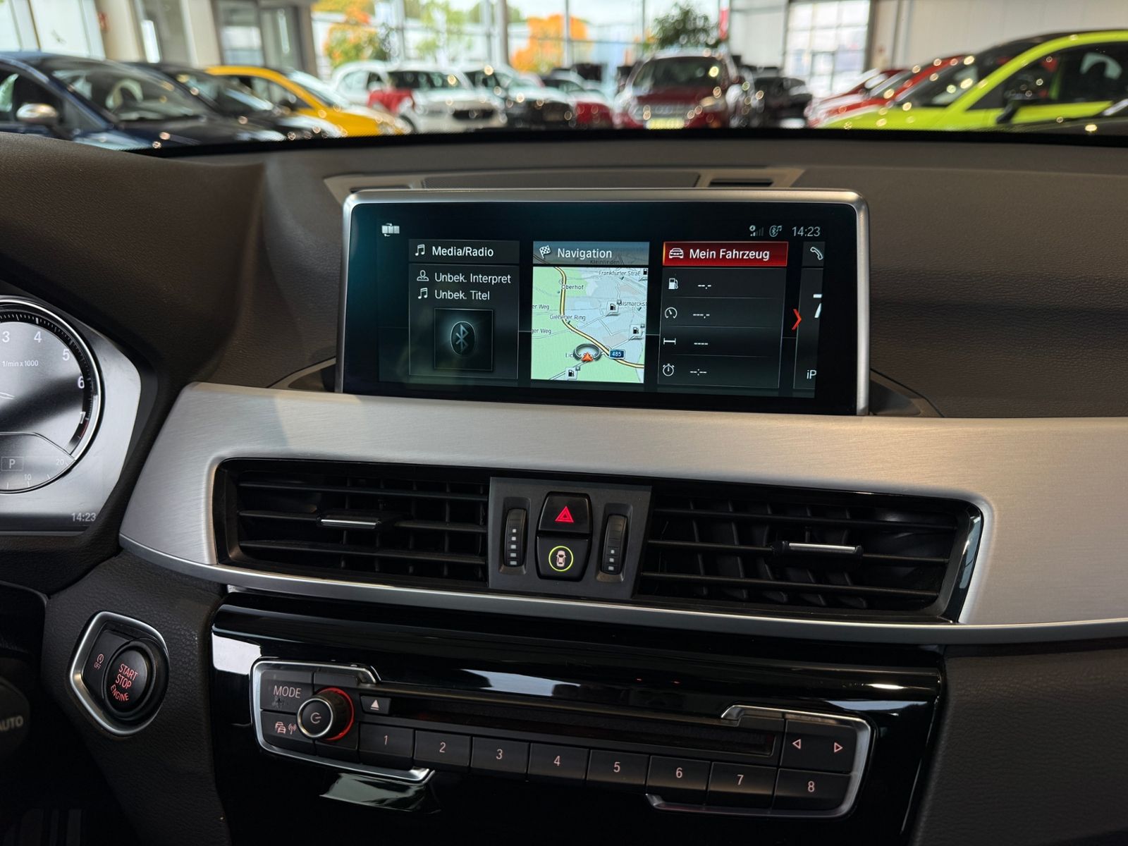 Fahrzeugabbildung BMW X1 xDrive 20 i M Sport PANO AHK HUD LED