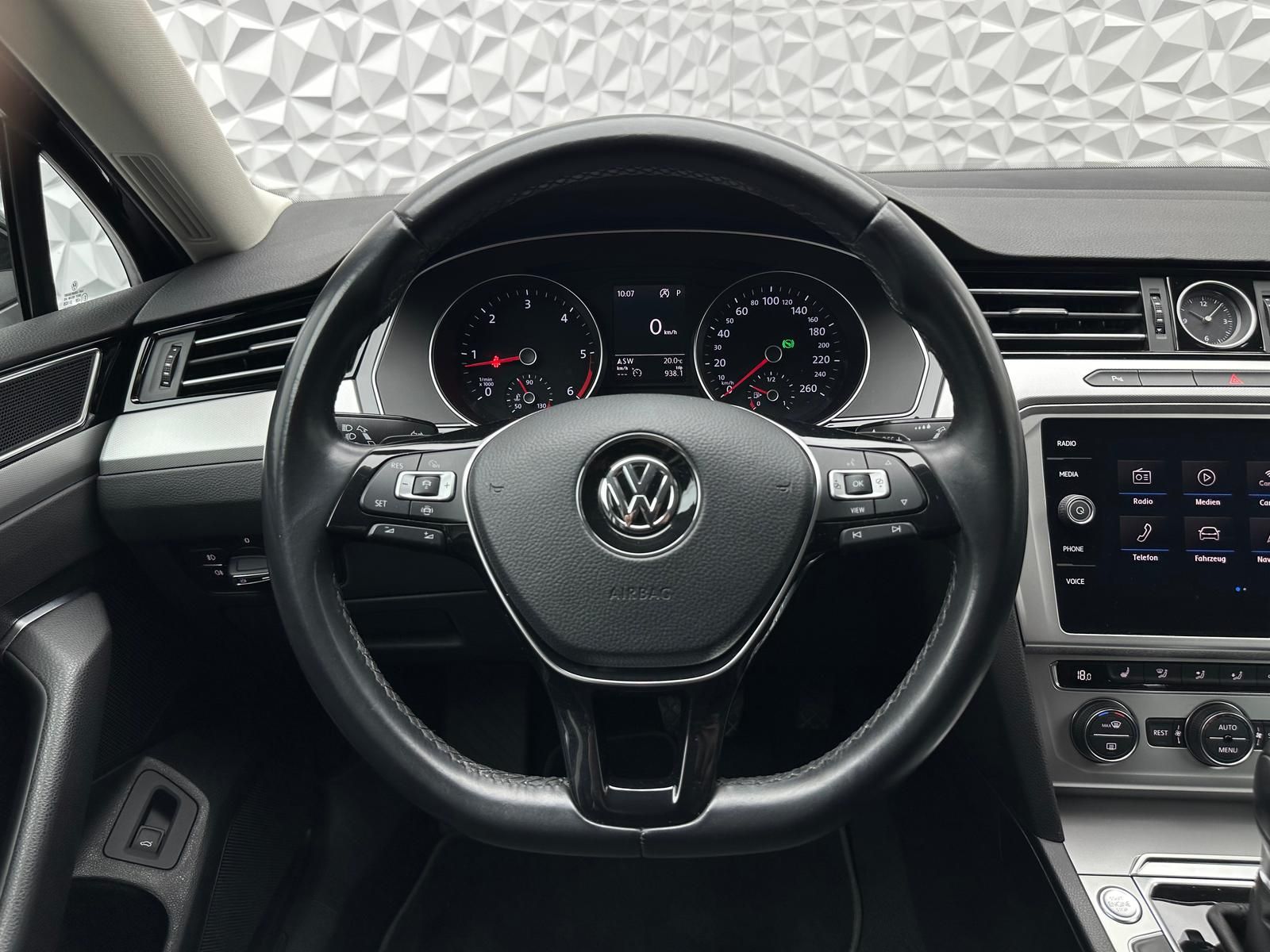 Fahrzeugabbildung Volkswagen PASSAT 2.0 TDI DSG/ACC/MASSAGE/DCC/LED/NAV/RCAM