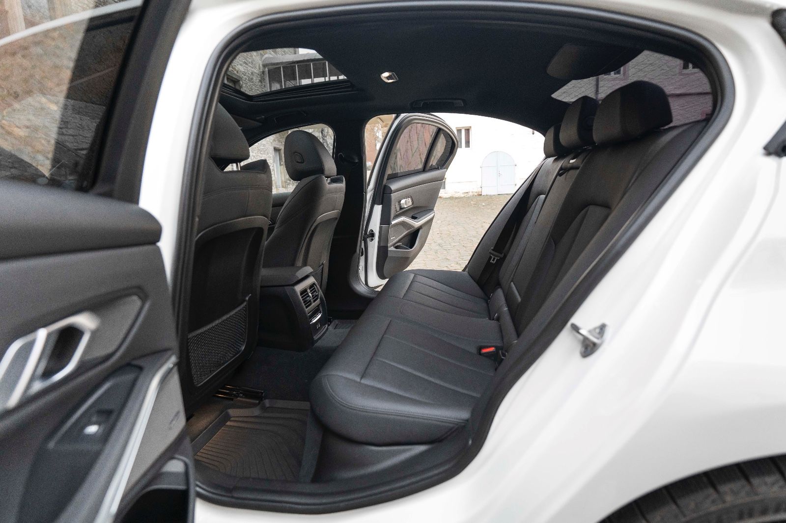 Fahrzeugabbildung BMW 330IX M-Sporpaket LED H&K TOTW CARPLAY KAM