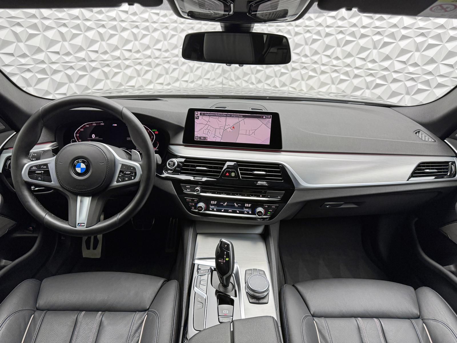Fahrzeugabbildung BMW d*XDRIVE*M-PAKET*AHK*H&K*LIVE*360°HUD*KEYL*DAB