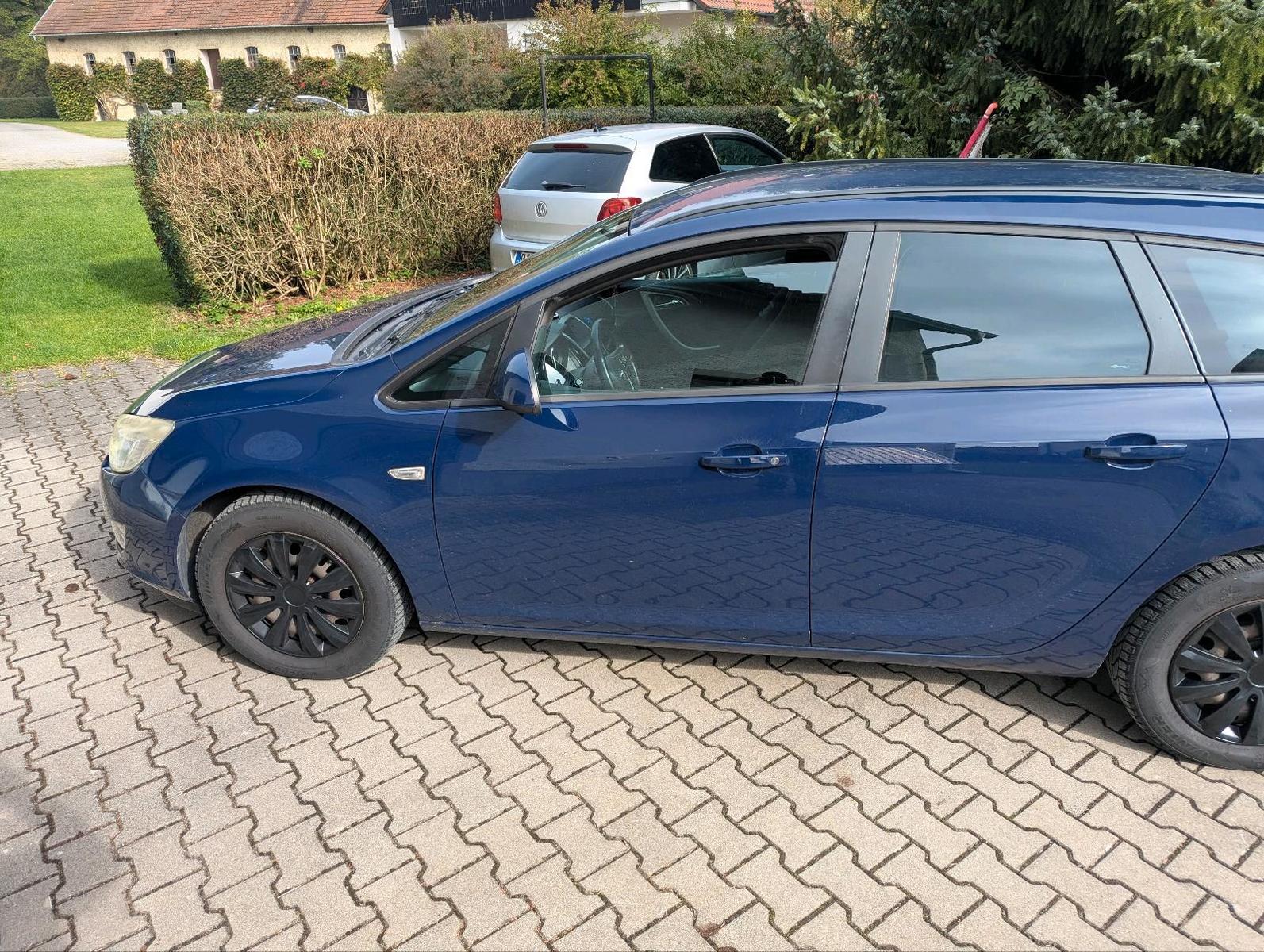 Opel Astra 2011 — photo 6
