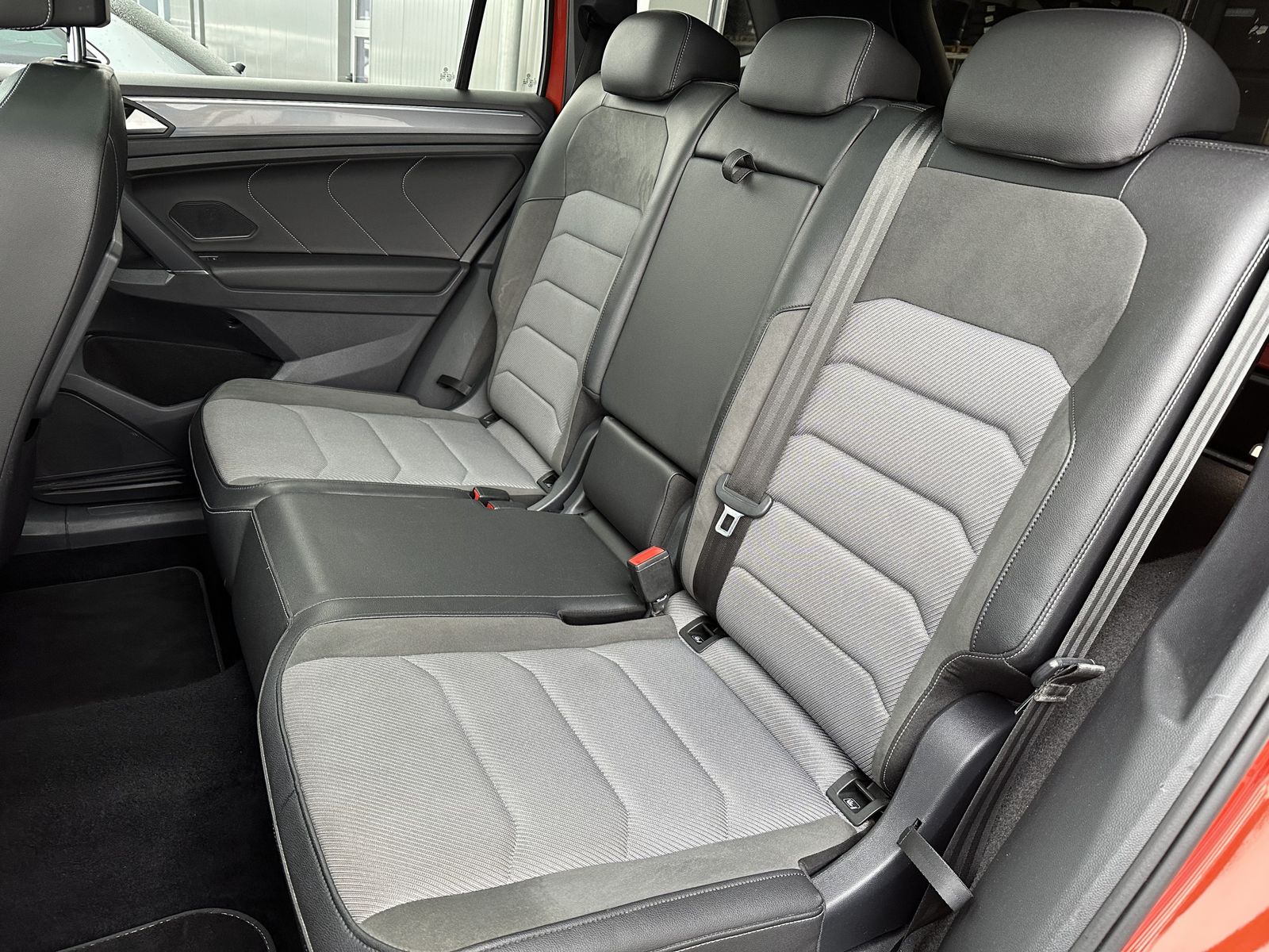 Fahrzeugabbildung Volkswagen Tiguan Allspace 4M R-Line NAV+LED+PANO+AHK+ACC