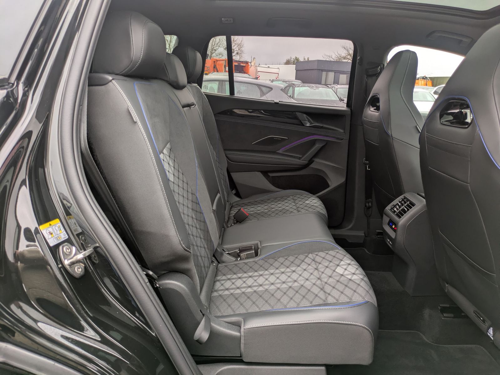 Fahrzeugabbildung Volkswagen Tayron 2.0 TDI 4M R-Line BLACK*7Si*MATRIX*PANO