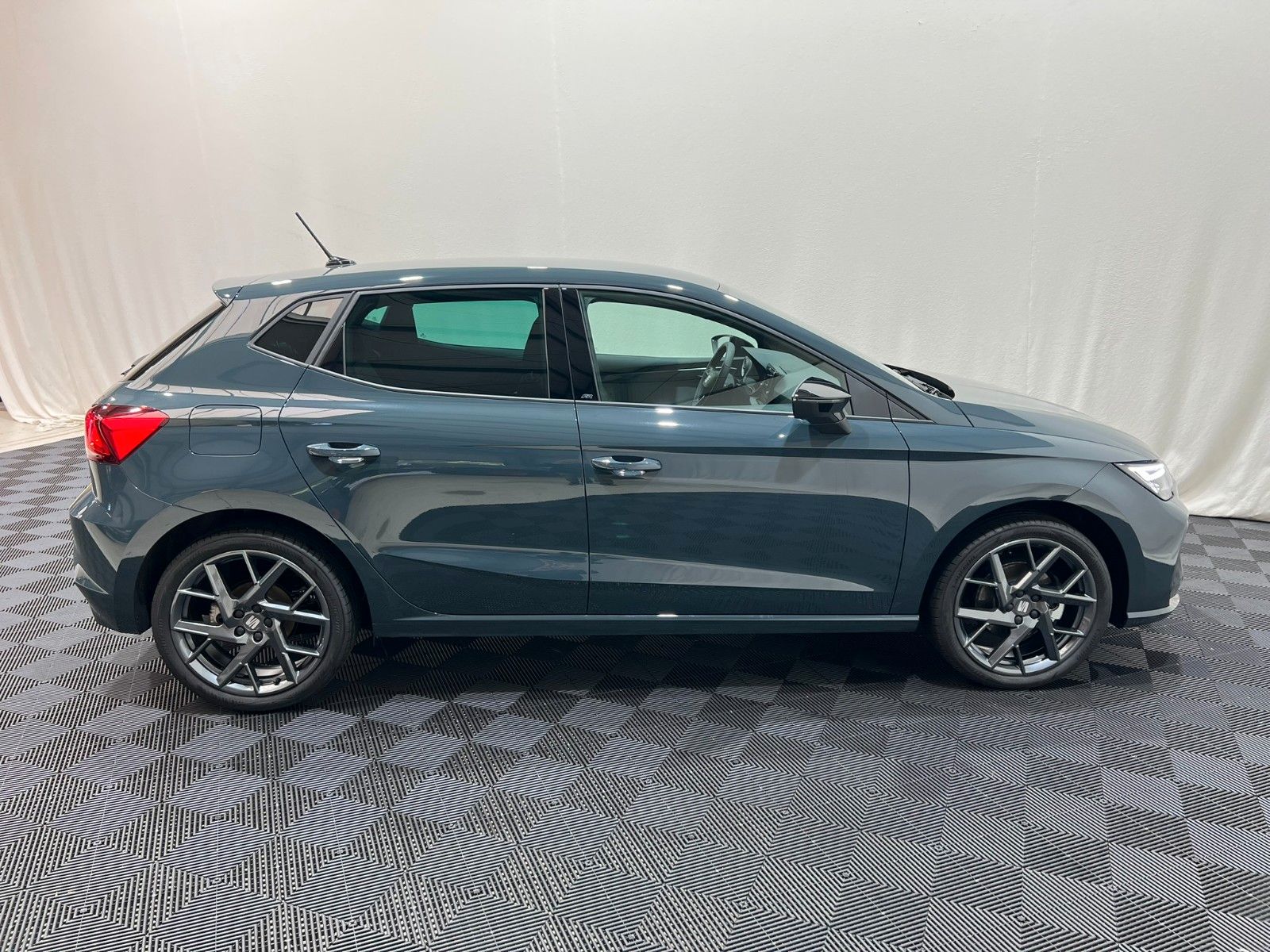 Fahrzeugabbildung SEAT Ibiza 1.0 TSI 85kW FR DSG 18" ALU