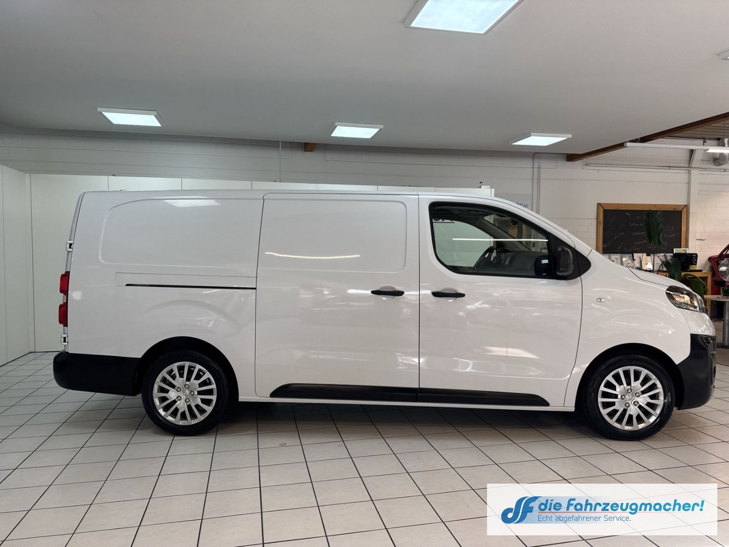 Fahrzeugabbildung Opel Vivaro Kasten -e Elegance L Navi Apple CarPlay A