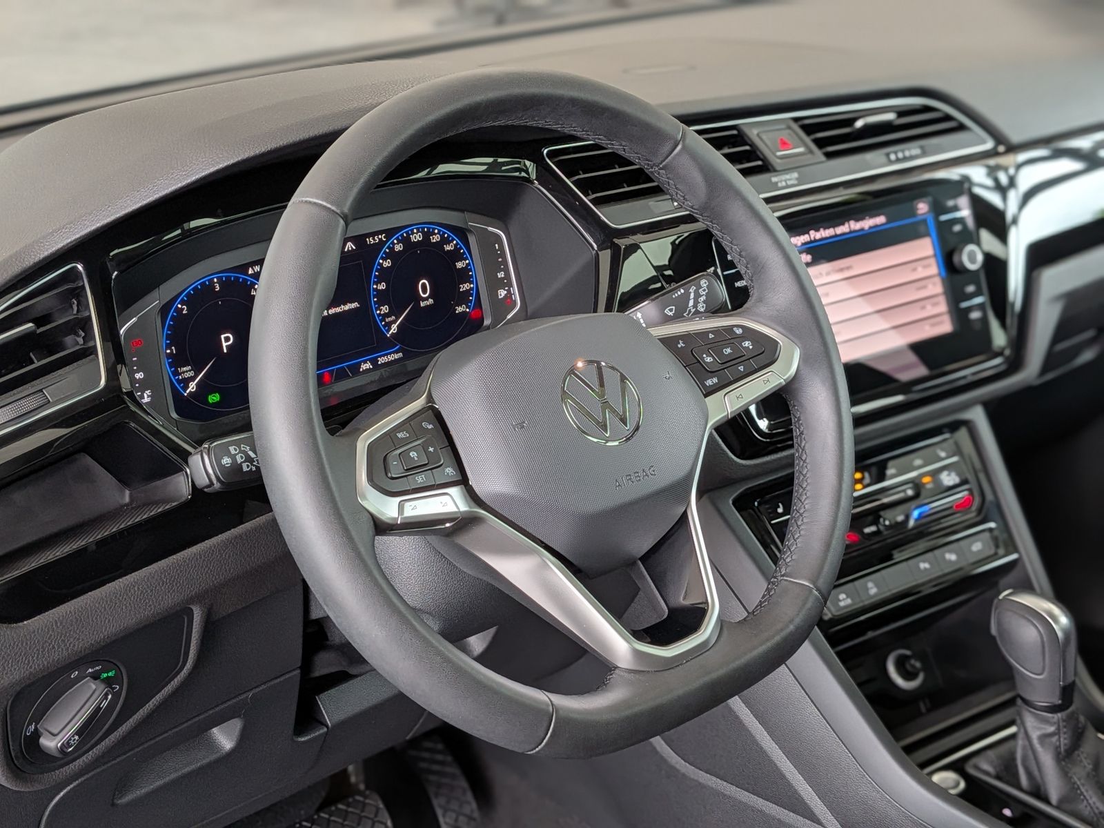 Fahrzeugabbildung Volkswagen Touran 2.0 DSG R-Line High Pano 7-Si IQ AHK VOLL