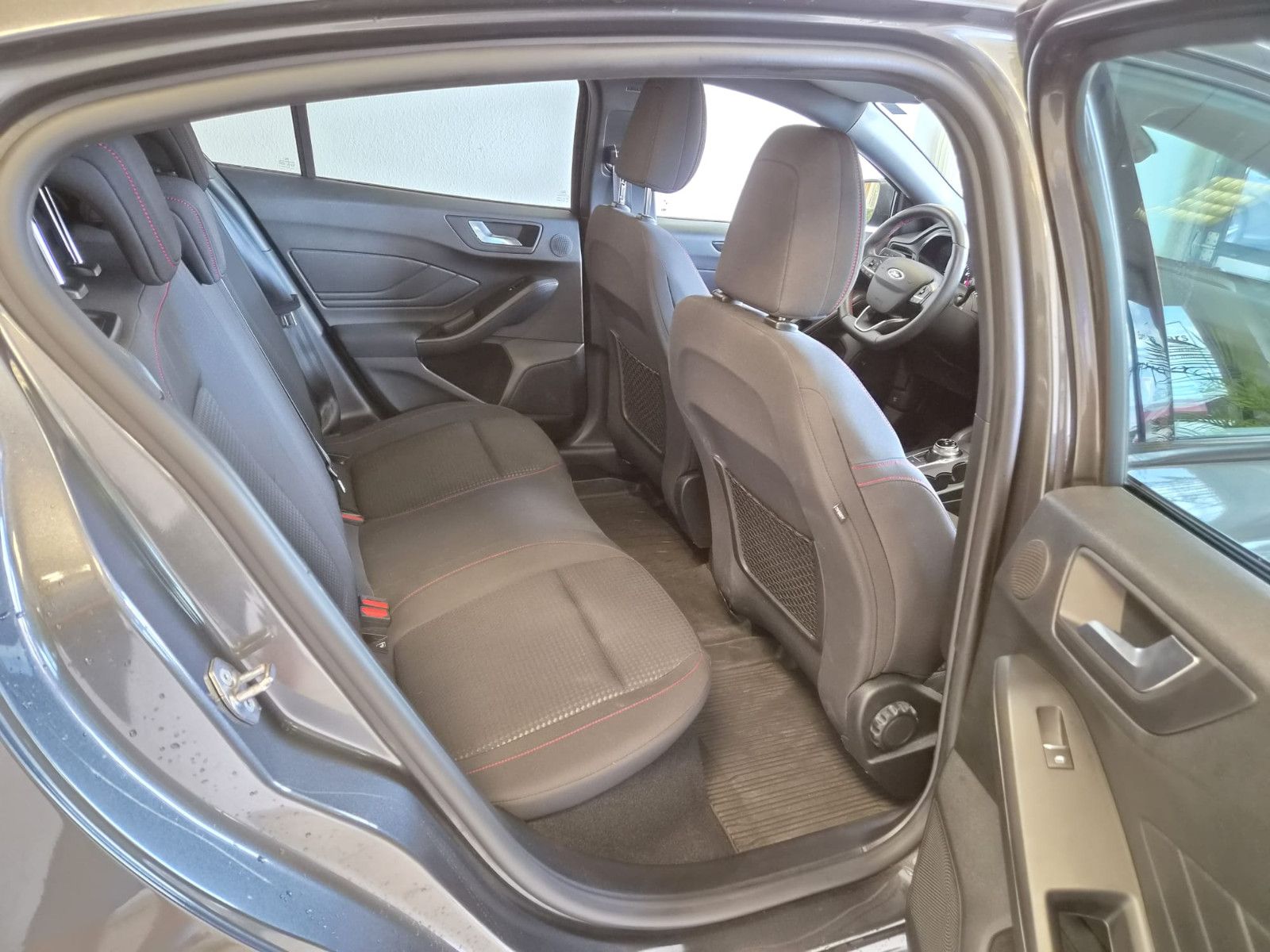 Fahrzeugabbildung Ford Focus Lim. ST-Line / NAVI / KAMERA /1. Hand