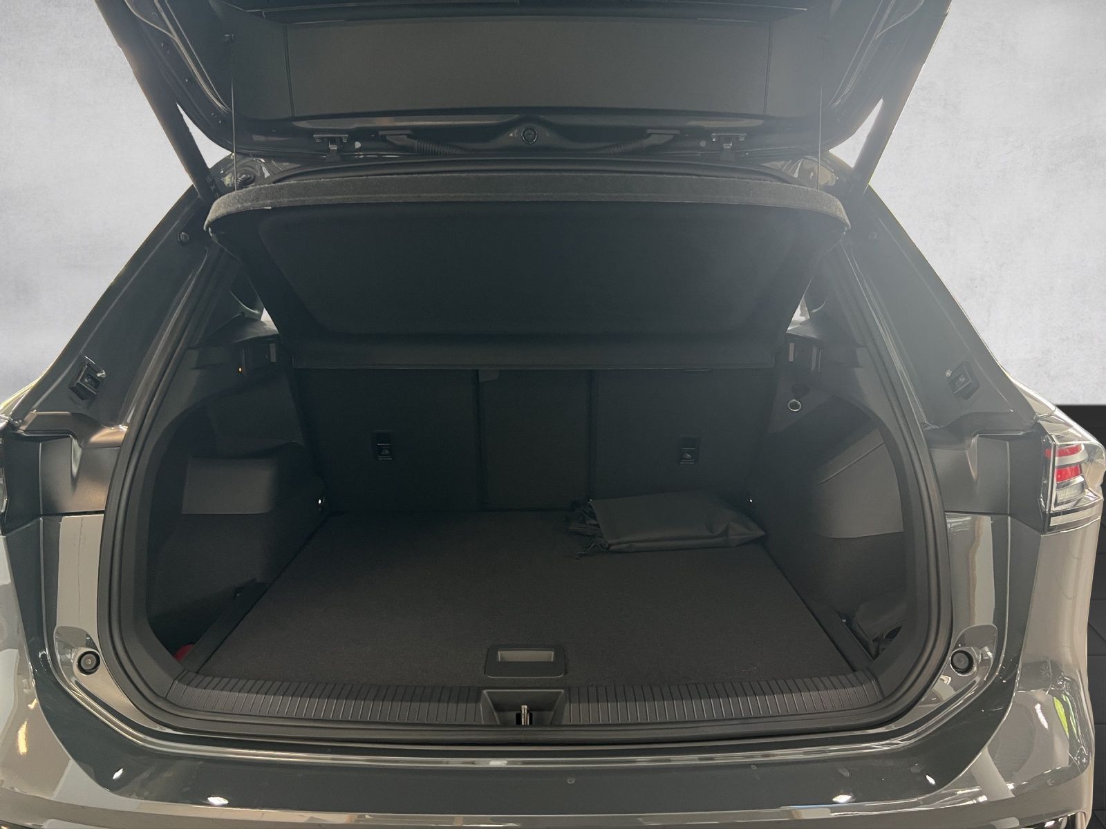 Tiguan R-Line 1.5 l eTSI DSG AHK*Pano*Black Styl